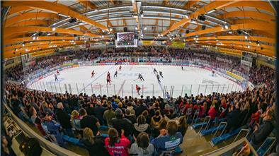 Die Eisarena in Bremerhaven von der Zuschauertribüne aus gesehen.