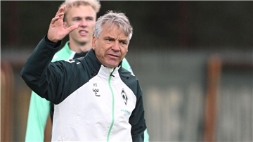 Werder-Trainer Horst Steffen winkt