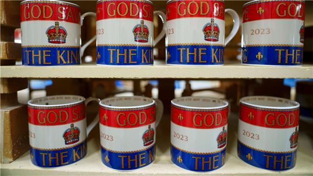 In der Fabrik Duchess China 1888 in Stoke-on-Trent, England, werden Tassen mit der Aufschrift „God Save the King“ in den Brennofen gestellt.