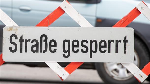 Vollsperrung auf Dorfhagener Allee: Baumpflege stoppt Durchfahrt An einer Straßensperre ist ein Schild mit der Aufschrift „Straße gesperrt“ angebracht.