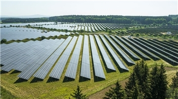 In der Gemeinde möchte das Unternehmen On Energy einen fast 70 Hektar großen Solarpark errichten. Dagegen regt sich in der Bevölkerung Widerstand. (Symbolbild)