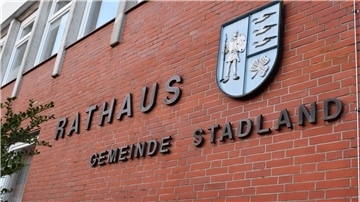 Das Foto zeigt das Rathaus der Gemeinde Stadland in Rodenkirchen.