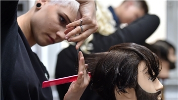 In der gesamten Wesermarsch erlernen derzeit nur noch 15 junge Menschen den Beruf der Friseurin beziehungsweise des Friseurs.