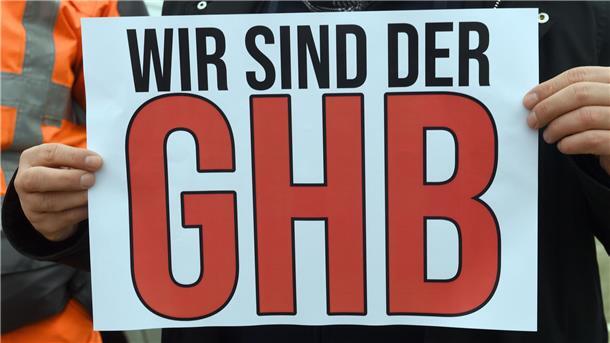 Verhandlungen beim GHB um das Ende des Lohnverzichts sind offenbar gescheitert Hände halten Schild mit Aufschrift „GHB“