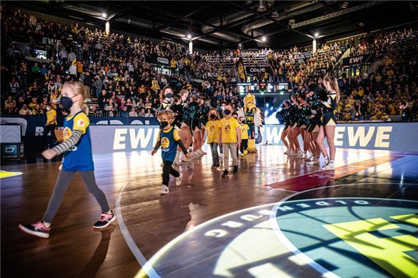 Braker Kindergartenkinder haben tollen Tag bei den Baskets Kinder des Montessori-Kinderhauses St. Marien in Brake bei den EWE Baskets Oldenburg