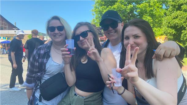 Der Frühtanz rockt: Tausende Besucher feiern in Steinau In der Gruppe feiert es sich am besten.