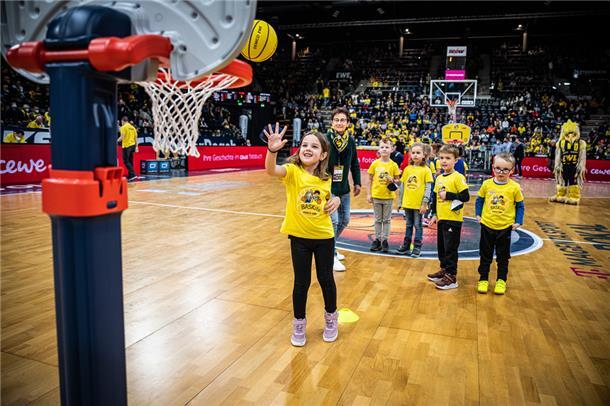 Kinder des Montessori-Kinderhauses St. Marien in Brake bei den EWE Baskets Oldenburg
