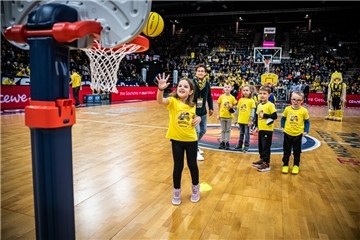 Kinder des Montessori-Kinderhauses St. Marien in Brake bei den EWE Baskets Oldenburg