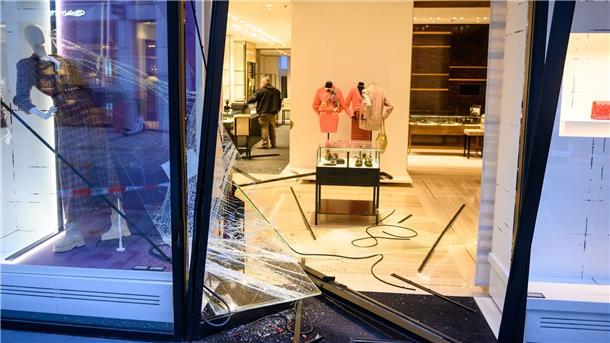 Raub in Hamburger Nobelgeschäft In der Hamburger Innenstadt ist am frühen Morgen mit einem Auto die Fassade eines Luxusgeschäfts zerstört worden - dort wurden anschließend Schmuck und Kleidung gestohlen.