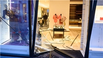 In der Hamburger Innenstadt ist am frühen Morgen mit einem Auto die Fassade eines Luxusgeschäfts zerstört worden - dort wurden anschließend Schmuck und Kleidung gestohlen.