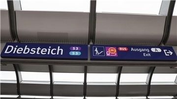 In der Hamburger S-Bahn ist ein Ehepaar von zwei Männern attackiert worden. (Archivbild)