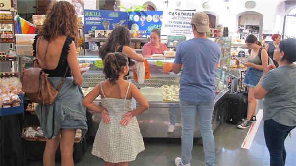 In der historischen Markthalle Revova in Santa Cruz de la Palma verkauft Aina an ihrem Stand vor allem den berühmten Rohmilch-Ziegenkäse aus der Käserei Granja Las Cuevas.