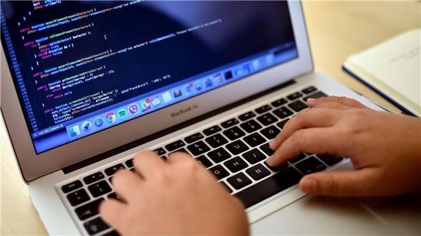 Mehr als eine Million Beschäftigte arbeiten in IT-Berufen In der IT-Branche werden in einigen Bereichen noch Fachkräfte gesucht.