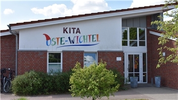 Ein Gebäude mit der Aufschrift Kita Oste-Wichtel