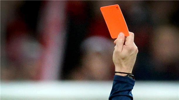 Faustschlag gegen Schiedsrichter nach Roter Karte In der Kreisklasse zeigt ein Referee Rot - daraufhin wird er von einem Spieler angegriffen.