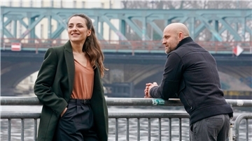 In der Krimireihe „Jenseits der Spree“ lösten Robert Heffler (Jürgen Vogel) und Kay Freund (Seyneb Saleh) als eingespieltes Team Kriminalfälle. Doch nach dem Tod seiner Kollegin ist plötzlich alles anders.
