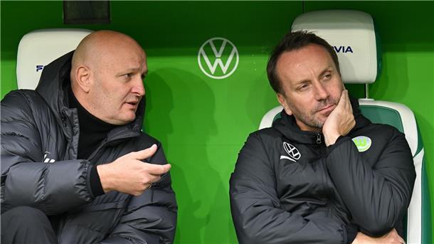 In der Kritik: Wolfsburgs Sport-Geschäftsführer Peter Christiansen (l) und Sportdirektor Sebastian Schindzielorz.