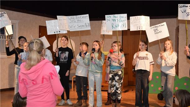 Selsinger machen Grundschule mit vielen Projekten anders erlebbar In der Musical-Gruppe können sich die Kinder in vielerlei Hinsicht ausleben, ob ausleben, ob auf der Bühne, bezüglich Bühnenbild oder auch im Hinblick auf die Technik.