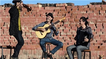 In der Musik des argentinischen Trios Tzigan, das am 29. Juli im Kulturzentrum auftritt, vereinigen sich traditionelle Roma-Melodien aus Osteuropa mit der Nostalgie und Melancholie des argentinischen Tangos. Seefelder Mühle