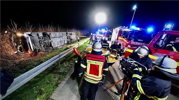 Erneut Busunglück auf Autobahn: Mehr als 20 Verletzte in NRW In der Nacht kam ein Reisebus auf der A44 bei Werl in Nordrhein-Westfalen von der Fahrbahn ab und kippte um.