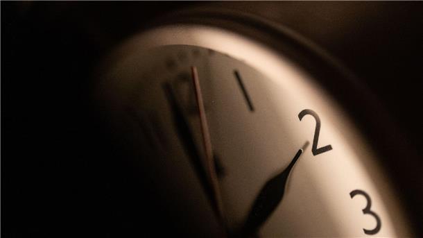 Ökonom sieht Vorteile von Zeitumstellung In der Nacht vom 30. auf den 31. März werden die Uhren von 2 Uhr auf 3 Uhr nach vorne gedreht. Abends bleibt es dann länger hell.