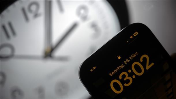 Wer hat an der Uhr gedreht? Viele Bürger in der Region sind nur noch genervt Ein Smartphone zeigt die Uhrzeit «03:03» an, während auf einer analogen Uhr noch 02:03 Uhr ist. Am 26. März werden die Uhren um 02:00 Uhr auf 03:00 Uhr vorgestellt und die Sommerzeit beginnt.