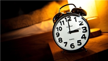 Ein Wecker zeigt 3 Uhr.