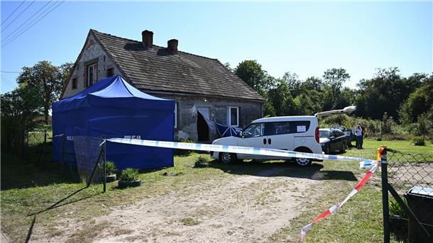 In der Nähe der polnischen Stadt Danzig finden Ermittler drei tote Neugeborene in einem heruntergekommenen Haus.