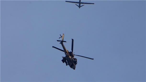 Versehentlich getötete Geiseln zeigten weiße Flagge In der Nähe des Gazastreifens: ein israelischer Apache-Hubschrauber und eine Drohne.