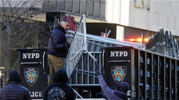 Republikaner nehmen möglichen Trump-Ankläger ins Visier In der Nähe des Gerichtsgebäudes laden New Yorker Polizeibeamte Metallzäune ab.