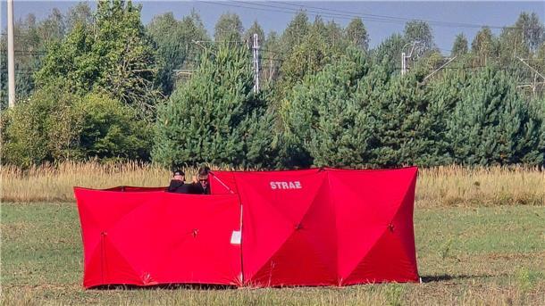 In der Nähe von Biala Podlaska sichern Feuerwehrleute die Trümmer einer abgeschossenen Drohne. (Foto aktuell)