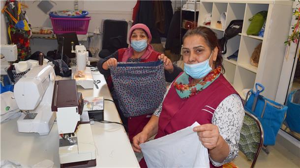 In der Nähstube bessern Bahar Haji Rascho (links) und Gkioulsefa Uglou Spenden aus oder nähen Neues aus Stoffen.