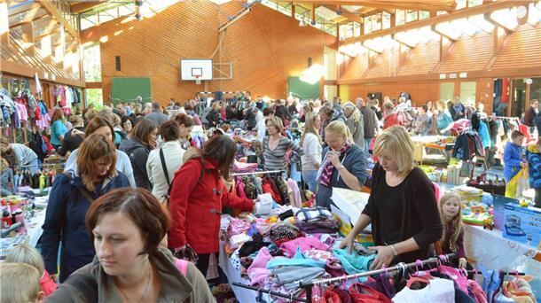 Das ist am Wochenende in Bremerhaven und im Landkreis Cuxhaven los Menschen bei einem Flohmarkt in einer Halle.  In der Nesser Mehrzweckhalle warten zahlreiche Stände mit Kleidung, Spielzeug und Dekoartikeln. Beim Frauen- und Kinderflohmarkt (Archivfoto) ist für Schnäppchenjäger und Familien gleichermaßen etwas dabei.