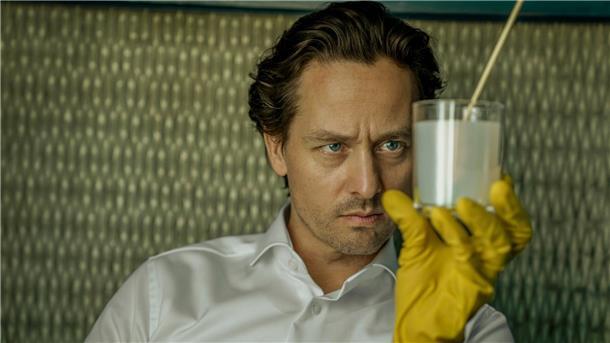 Tom Schilling geht in „Achtsam Morden“ über Leichen In der Netflix-Serie „Achtsam Morden“ entdeckt Tom Schilling als Mafia-Anwalt das Morden für sich.