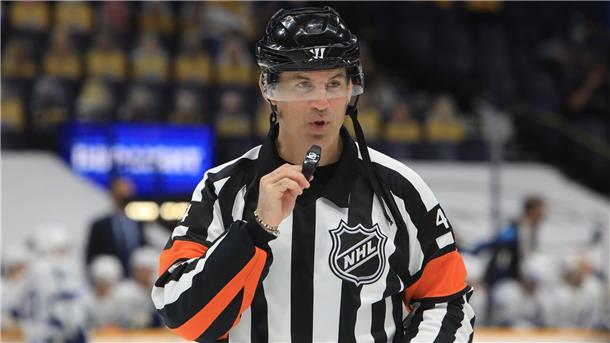 In der NHL lieben die Fans den Hang von Wes McCauley zur Dramatik, die der Schiedsrichter beim Anzeigen und Ansagen von Strafen an den Tag legt.