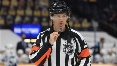 In der NHL lieben die Fans den Hang von Wes McCauley zur Dramatik, die der Schiedsrichter beim Anzeigen und Ansagen von Strafen an den Tag legt.