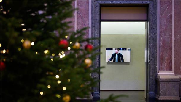 Nachtragshaushalt 2023 auf dem Weg In der normalerweise bei Sitzungen gut gefüllten, heute aber leeren Wandelhalle des Bundesrats, ist auf einem Bildschirm die Rede von Florian Toncar (FDP) bei der Sondersitzung vom Deutschen Bundesrat zum Regierungsentwurf für einen Nachtragshaushalt 2023 zu sehen.