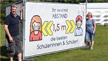 In der Oberschule Langen bereiten Schulleiter Jan Lückert und seine Stellvertreterin Kirsten von der Lieth den Schulstart in der Pandemie vor.