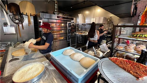 In der Pizzeria L’Industrie wird der Piizateig vorbereitet.