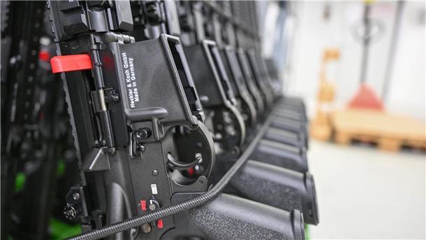 In der Produktionshalle des Waffenherstellers Heckler & Koch in Oberndorf sind Sturmgewehre vom Typ HK416 F-S aufgereiht.