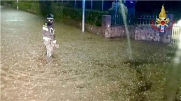 In der Region hatte es in den vergangenen Tagen heftig geregnet. Zahlreiche Straßen sind überschwemmt. Viele Keller stehen unter Wasser. 