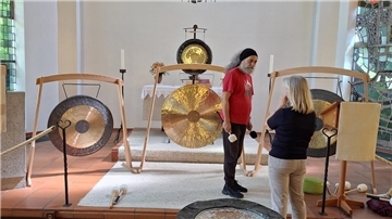 In der Reihe „Musik am Freitagabend“ lädt die Auferstehungskirche Bremervörde am 9. August zu einem Klangbad mit Gongs zum Erfahren, Entspannen und Träumen ein.