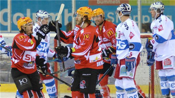 eishockey-Spieler jubeln über ein Tor. Die Pinguins feiern einen Sieg gegen Ravensburg. Das gab es zuletzt in der Saison 2015/16.