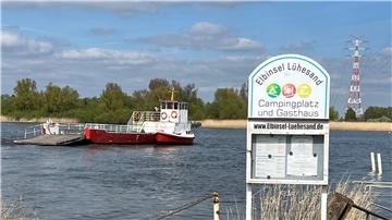 In der Saison soll die Fähre wieder Urlauber mit ihren Wohnwagen und Wohnmobilen auf die Elbinsel Lühesand bringen.