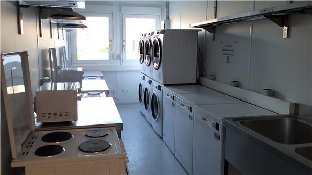 In der Sammelunterkunft können die Geflüchteten selbst kochen. Auch Mikrowellenherde, Spülmaschinen und Waschmaschinen sind vorhanden.