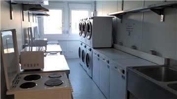 In der Sammelunterkunft können die Geflüchteten selbst kochen. Auch Mikrowellenherde, Spülmaschinen und Waschmaschinen sind vorhanden.