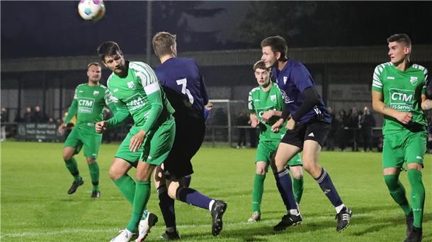 Fußballspiel zwischen dem ESV Nordenham gegen SG Schwei/Seefeld/Rönnelmoor