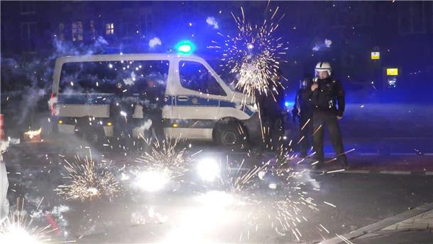 Silvester-Krawalle: Erste Verfahren bei Staatsanwaltschaft In der Silvesternacht wurden in mehreren deutschen Städten Polizisten und Feuerwehrleute im Einsatz angegriffen - besonders heftig fielen diese in Berlin aus.