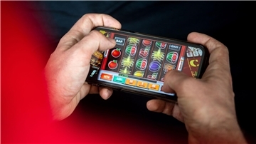 In der Sperrdatei eingetragenen Menschen wird unter anderem der Zutritt zu Casinos, Spielbanken oder Spielhallen verwehrt.