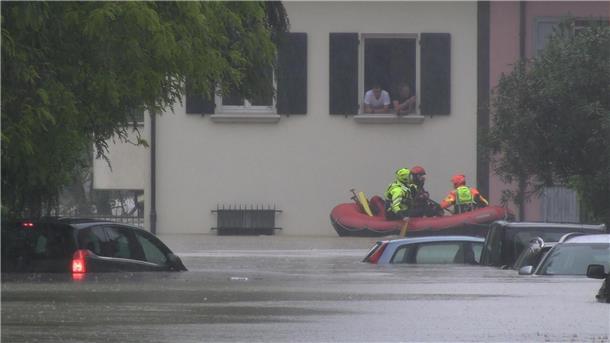 Schwere Unwetter in Italien - Rund 900 Menschen evakuiert In der Stadt Cesena ist der Fluss Savio nach extremen Regenfällen über die Ufer getreten, Straßenzüge am Fluss stehen unter Wasser.